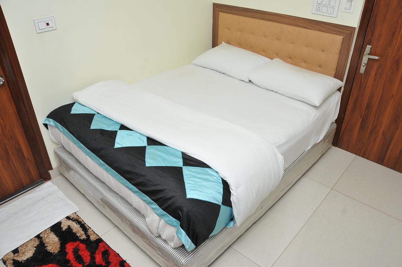 Hotel Pasupala Grand Anantapur Kültér fotó