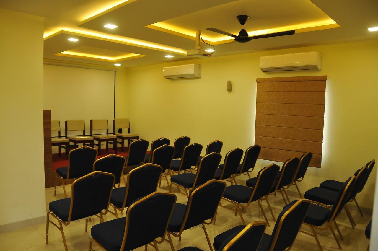 Hotel Pasupala Grand Anantapur Kültér fotó