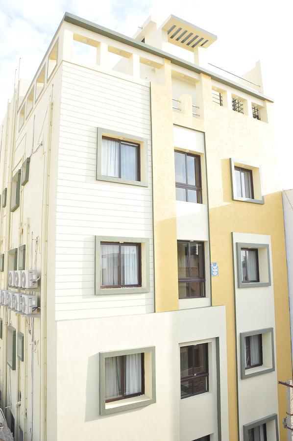 Hotel Pasupala Grand Anantapur Kültér fotó