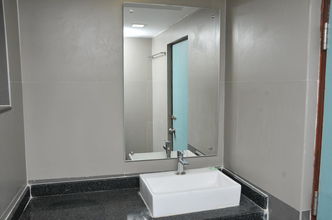 Hotel Pasupala Grand Anantapur Kültér fotó