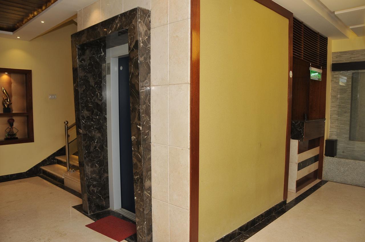 Hotel Pasupala Grand Anantapur Kültér fotó